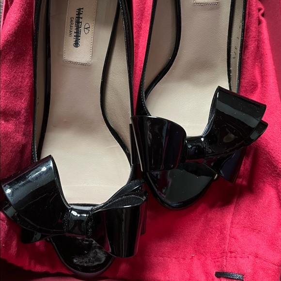 Valentino black patent peep-toe bow pump in 37.5 (size7) - Picture 1 of 4